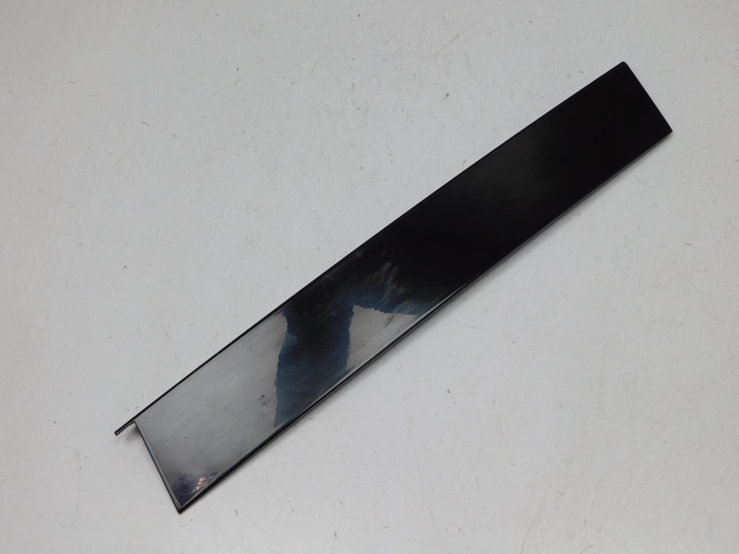 Накладка стекла заднего левого