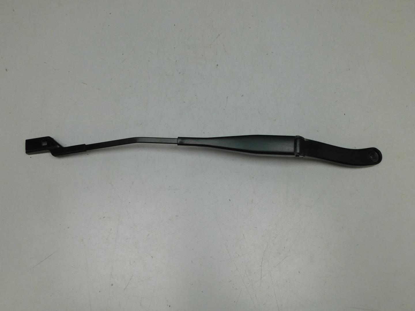 Поводок стеклоочистителя переднего