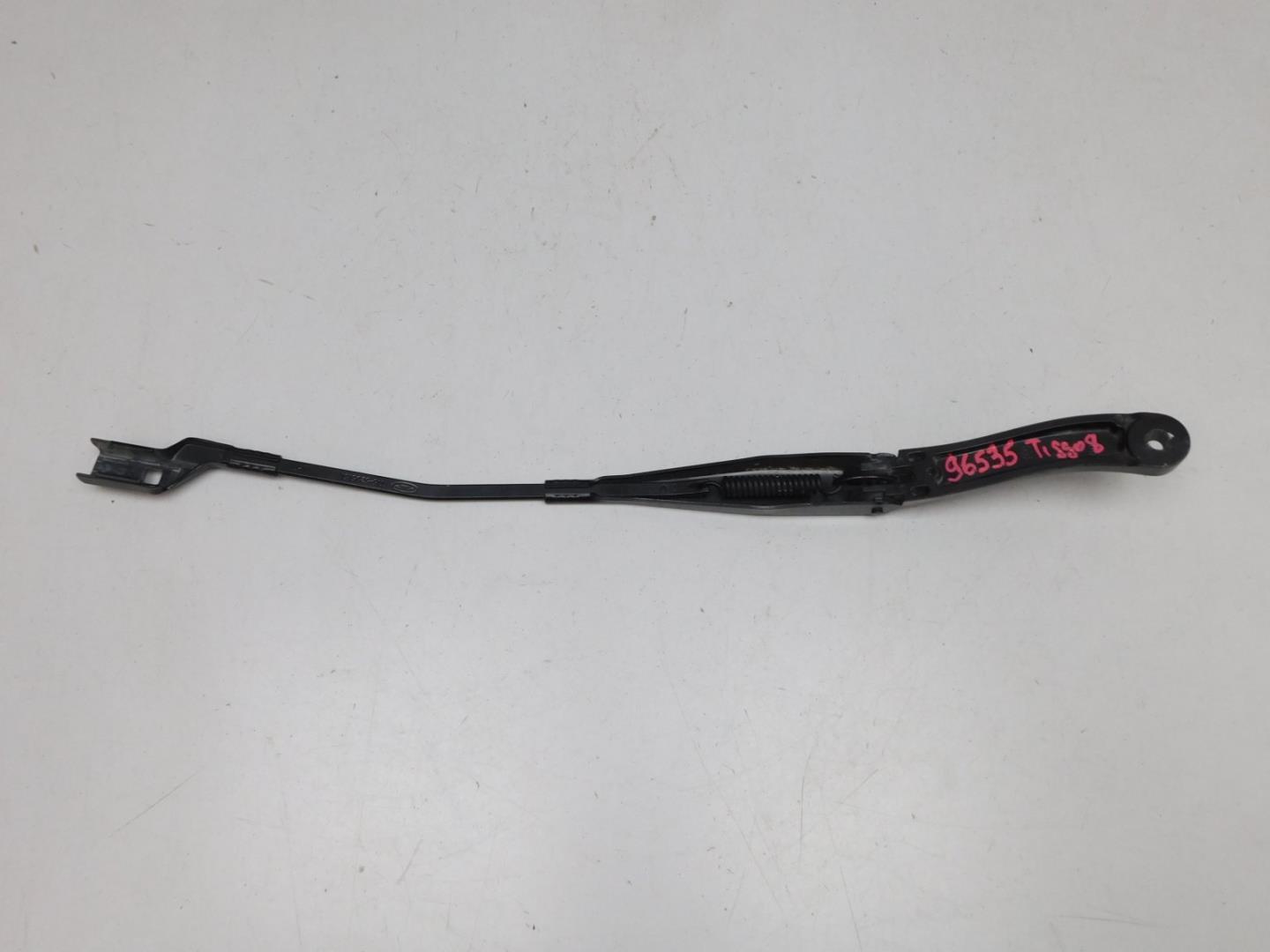 Поводок стеклоочистителя переднего