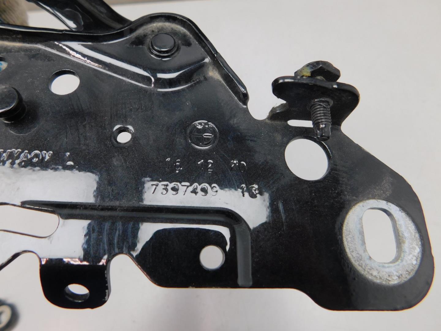 Петля капота левая