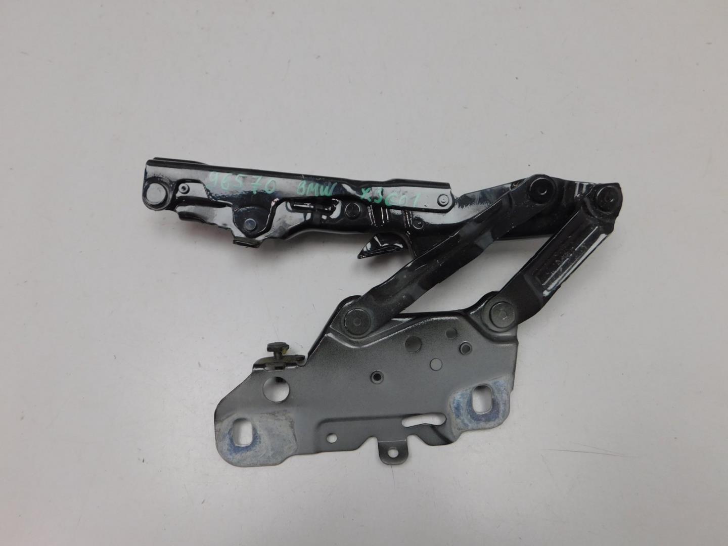 Петля капота левая