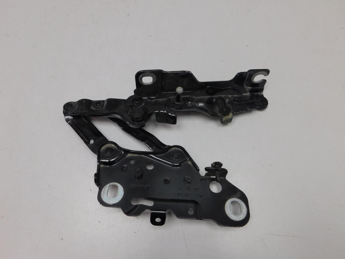 Петля капота левая