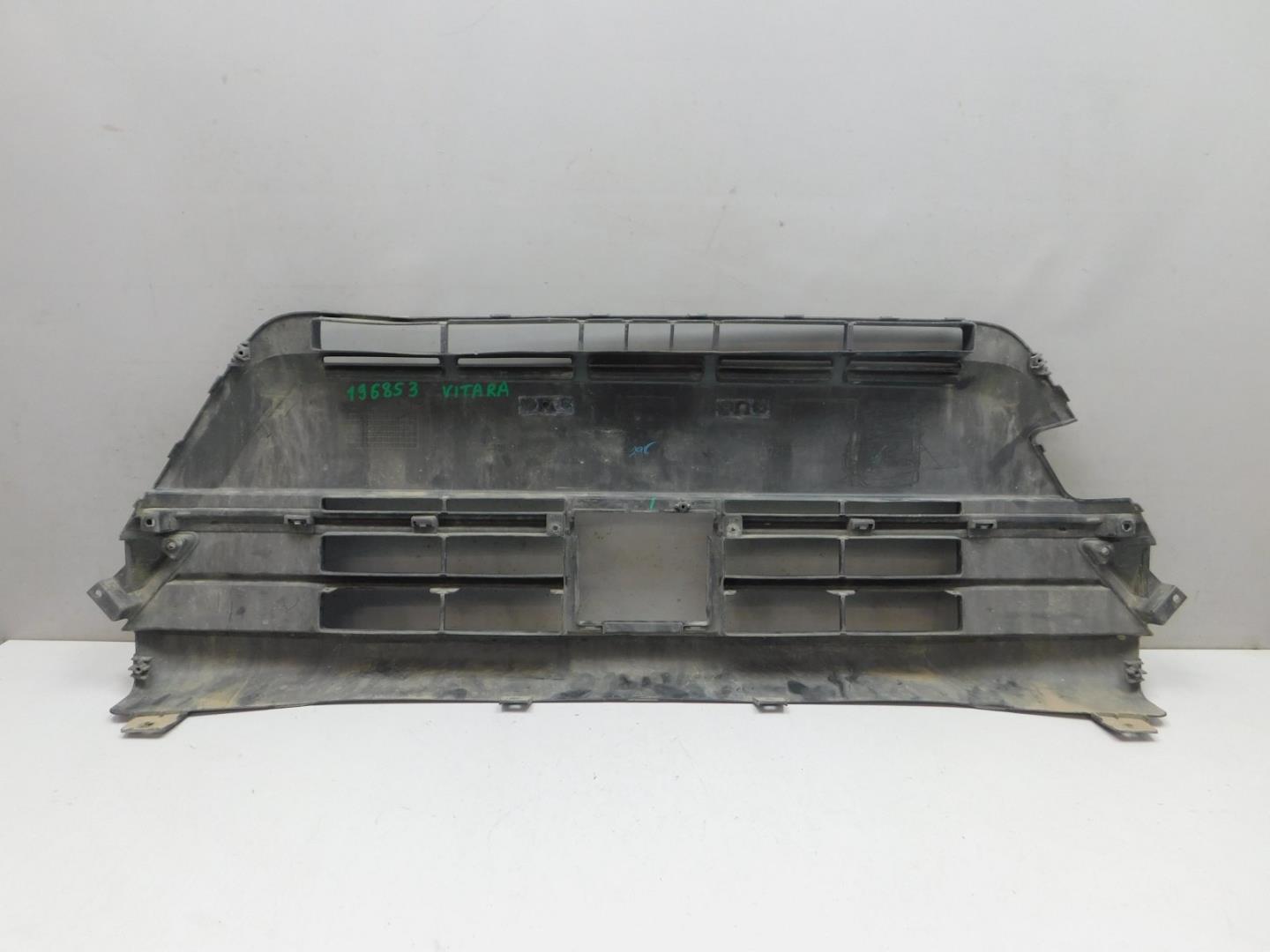 Решетка в бампер центральная