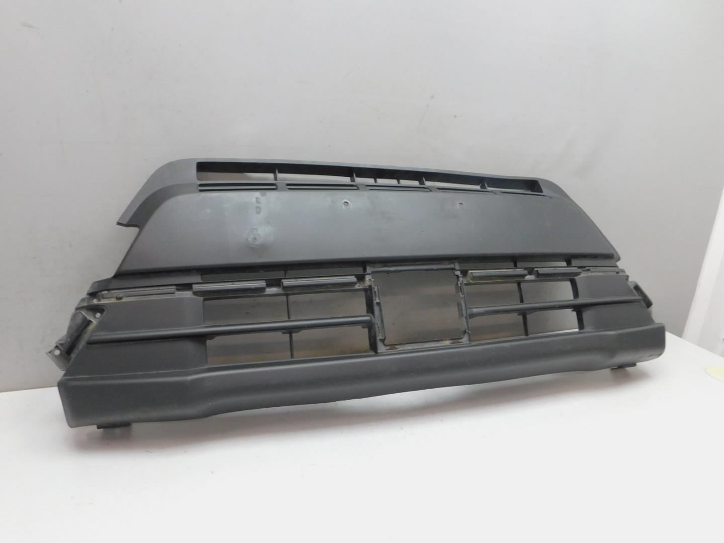 Решетка в бампер центральная