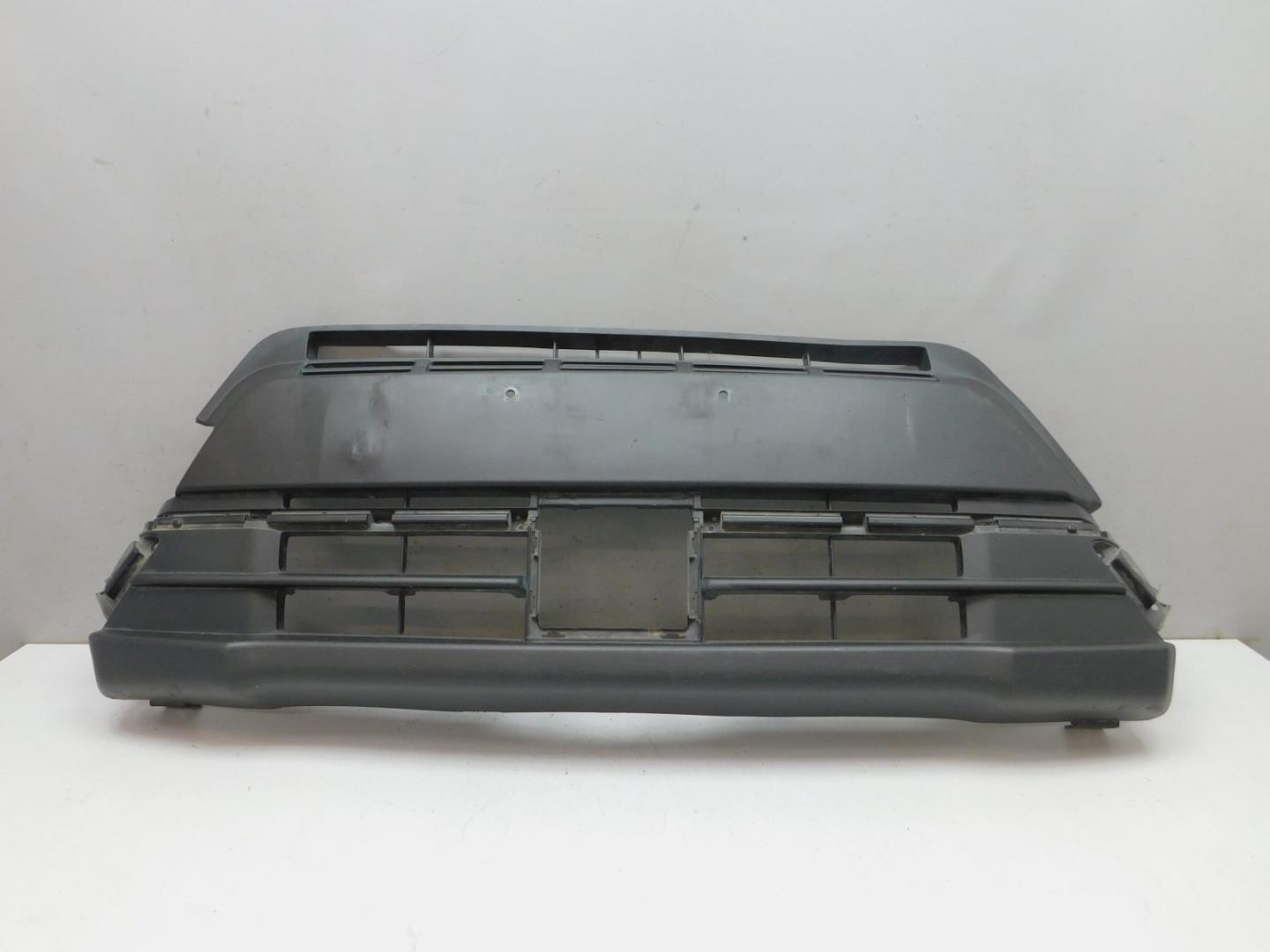 Решетка в бампер центральная