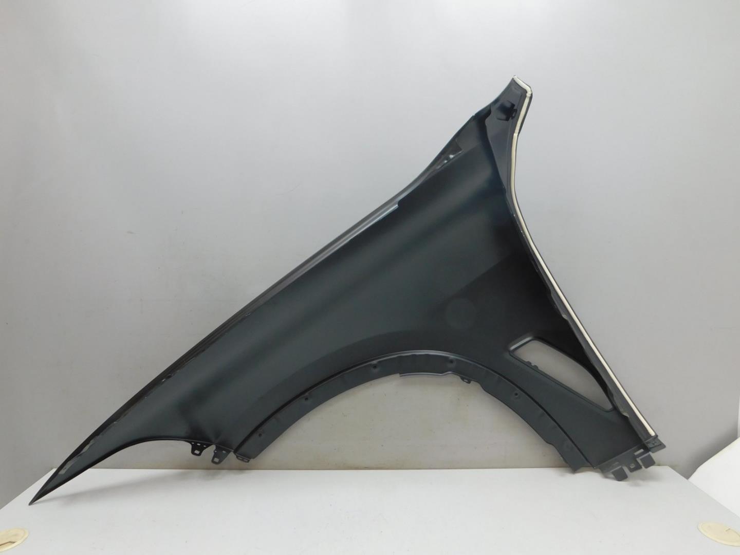 Крыло переднее правое