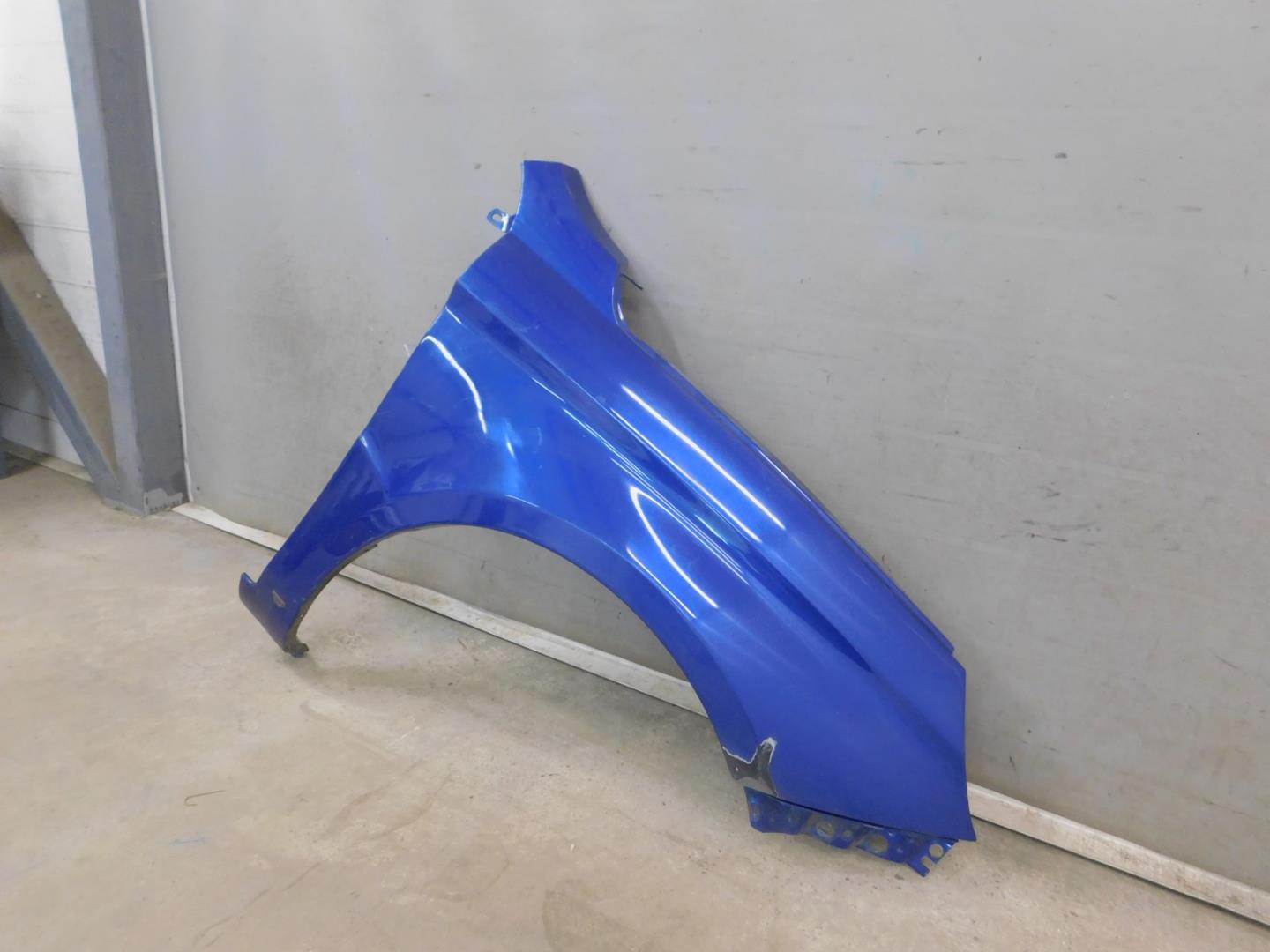 Крыло переднее правое