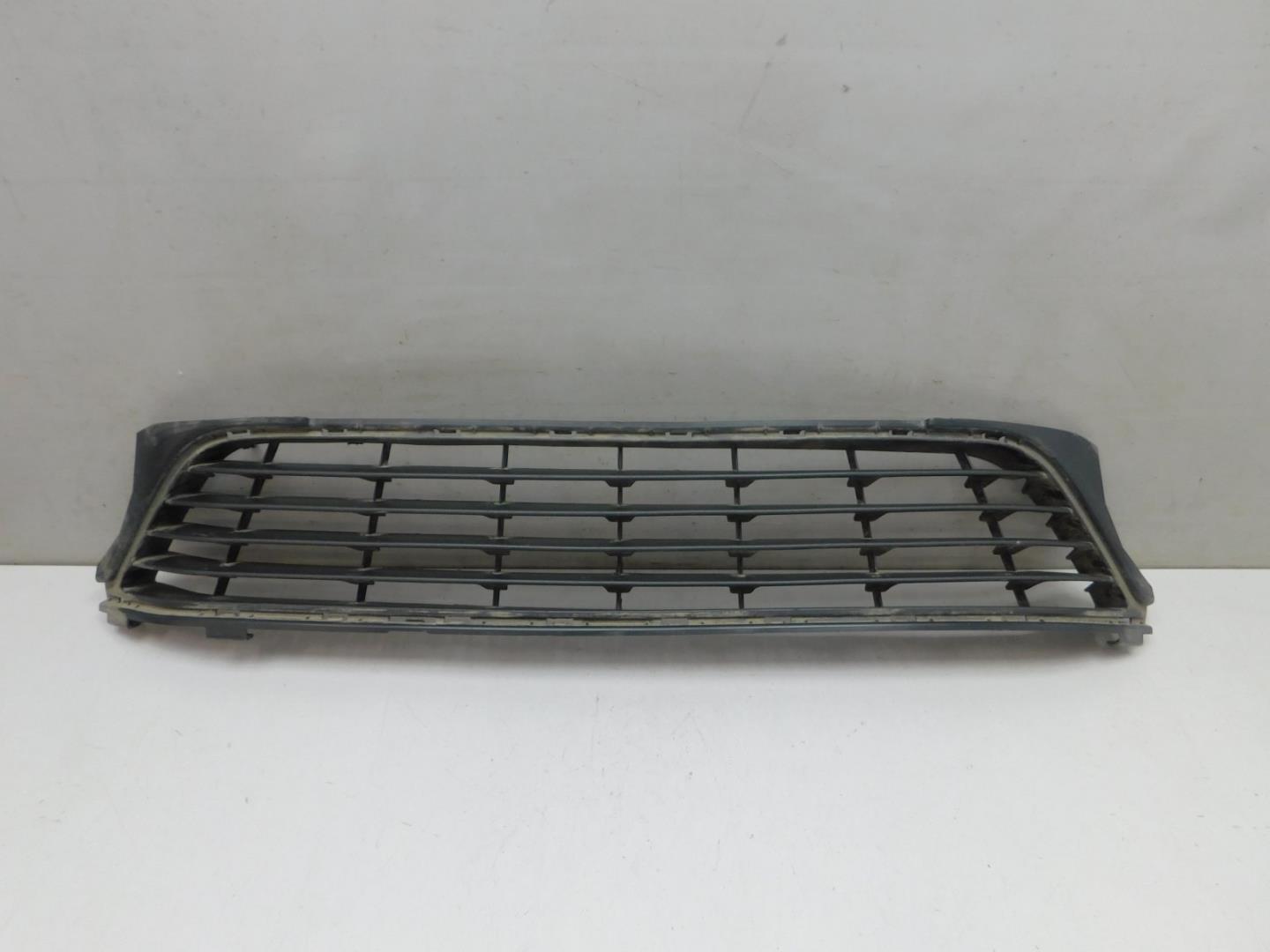 Решетка в бампер центральная