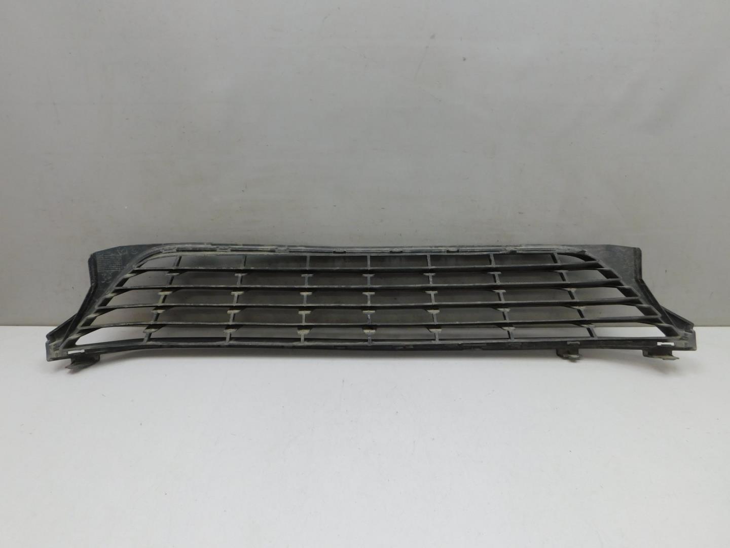 Решетка в бампер центральная