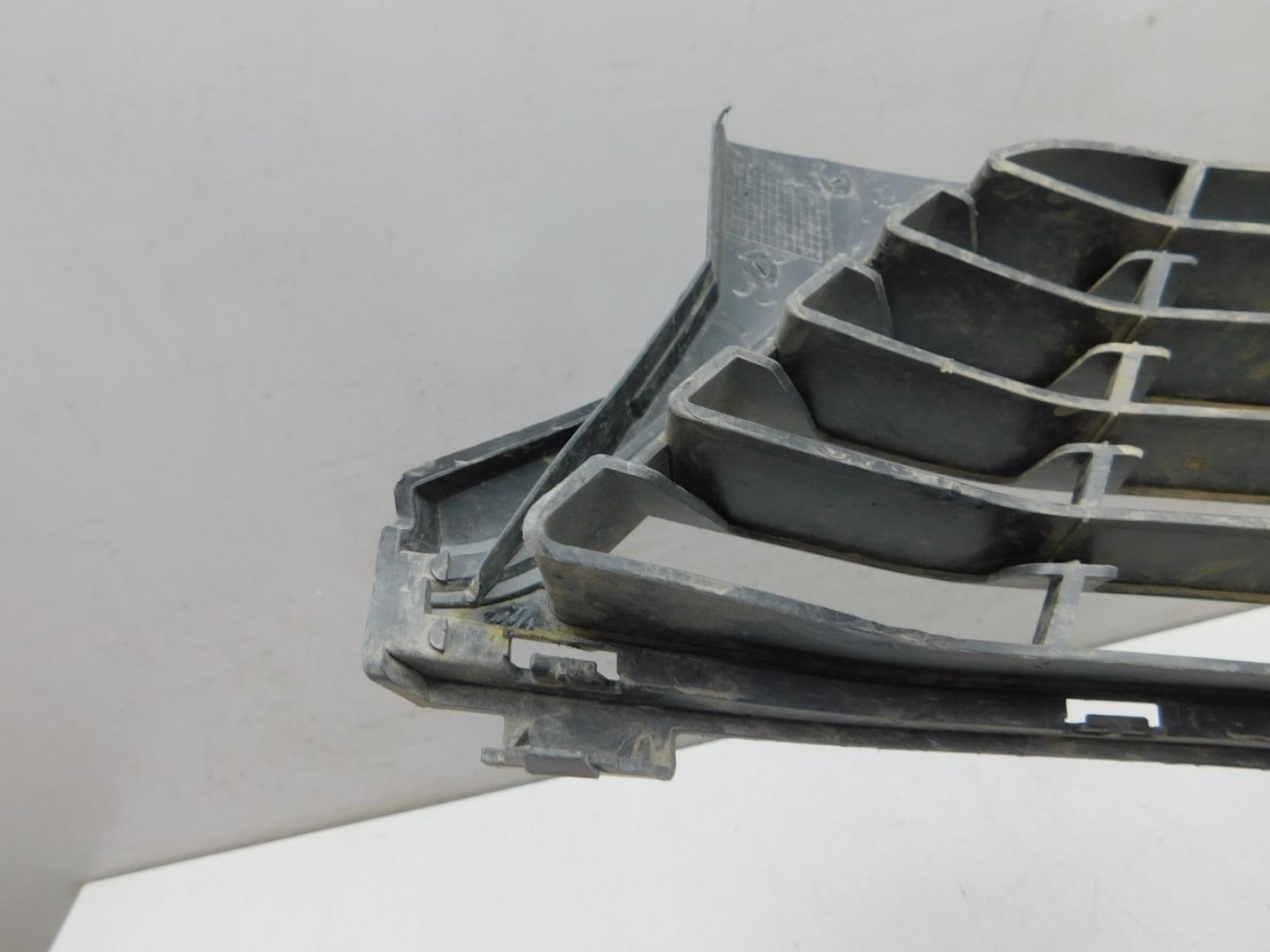 Решетка в бампер центральная