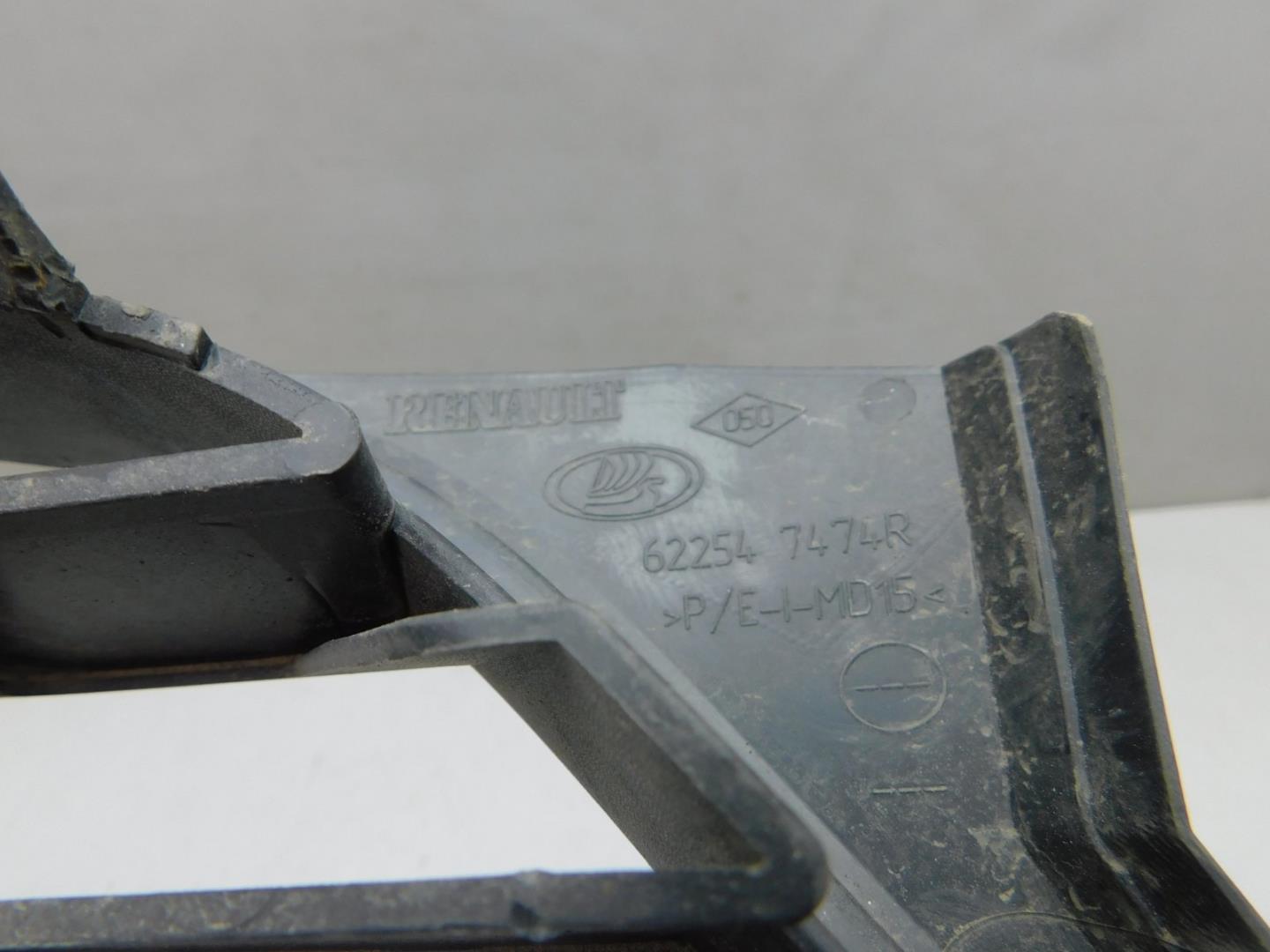 Решетка в бампер центральная