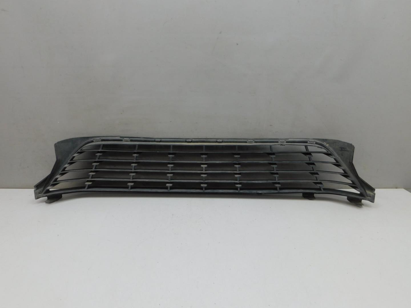 Решетка в бампер центральная