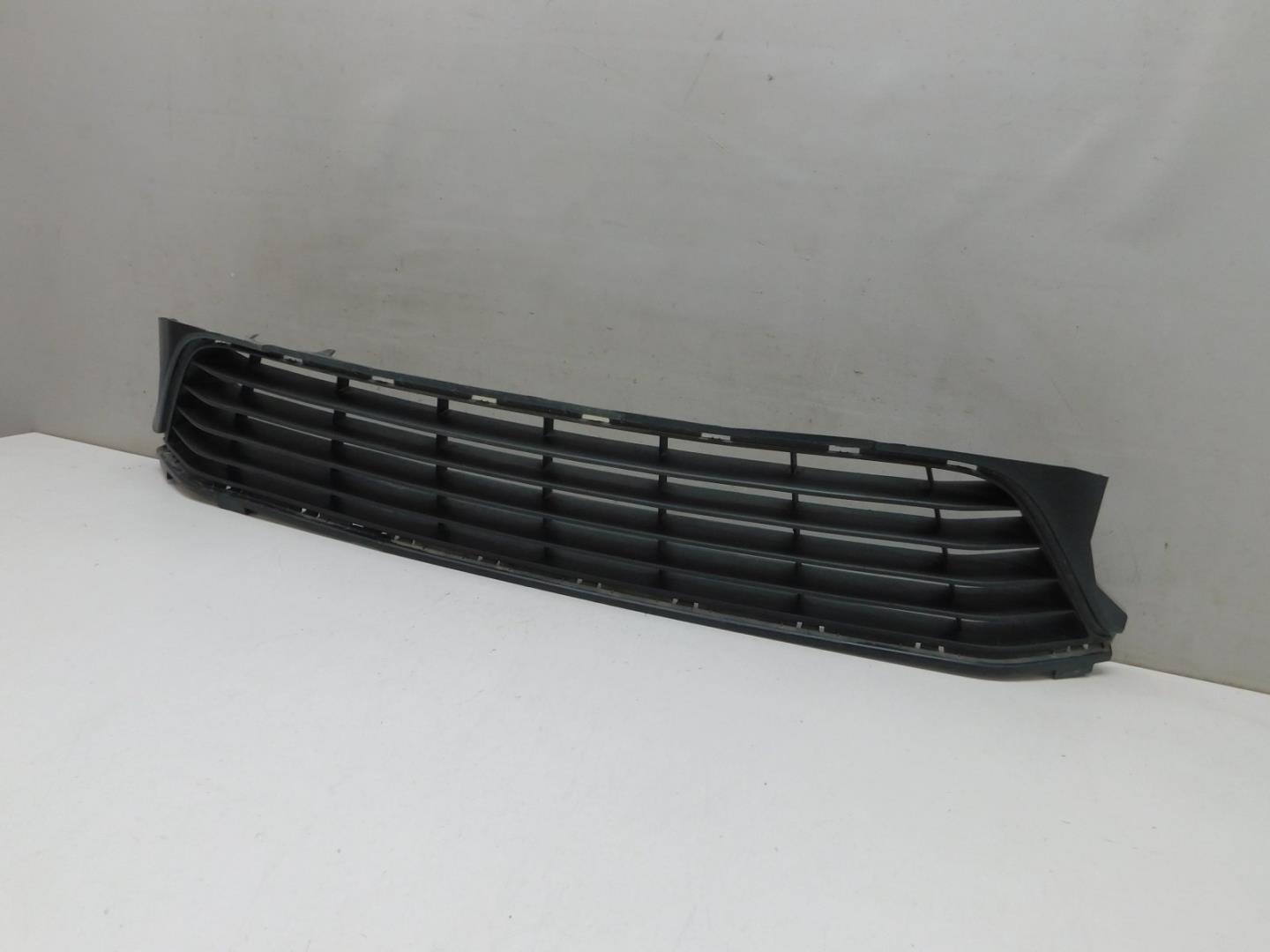 Решетка в бампер центральная