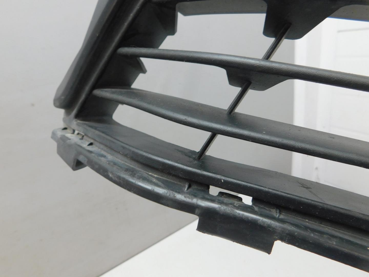 Решетка в бампер центральная