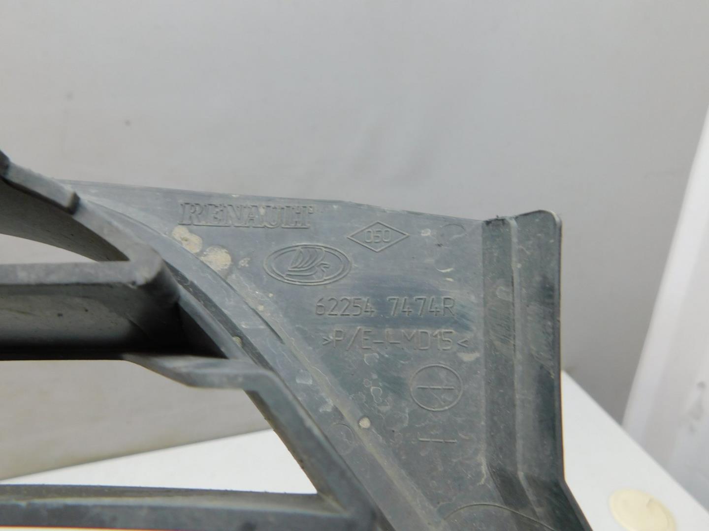 Решетка в бампер центральная