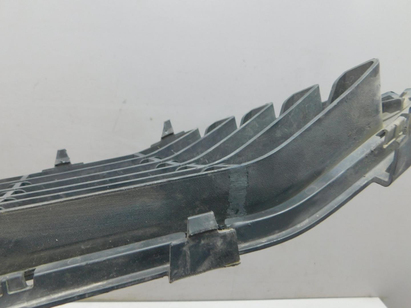 Решетка в бампер центральная