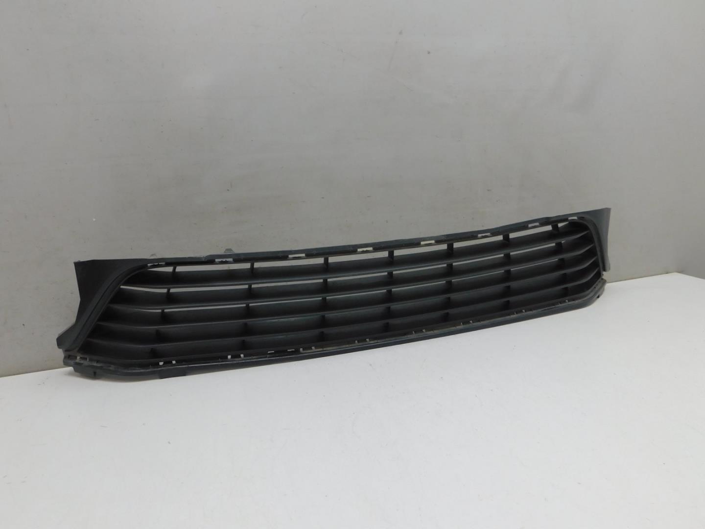 Решетка в бампер центральная