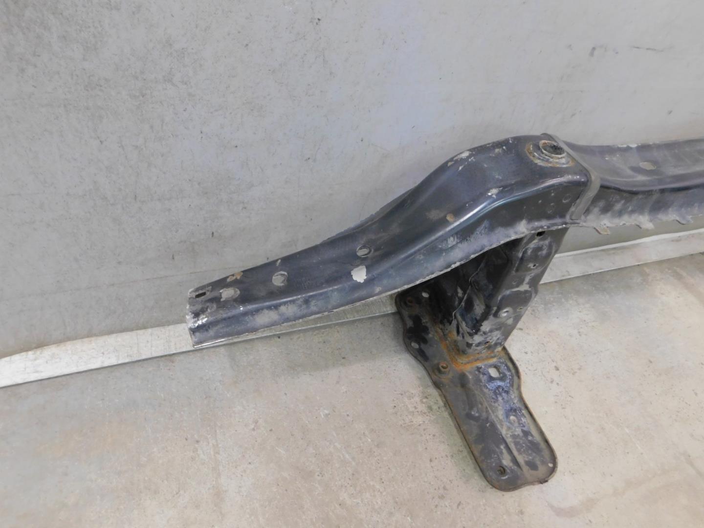 Усилитель переднего бампера