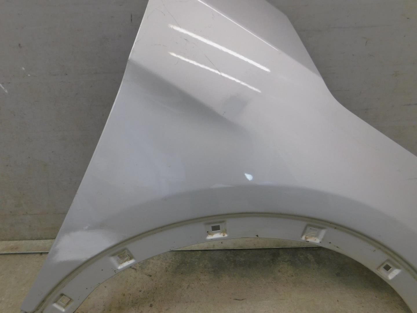 Крыло переднее правое