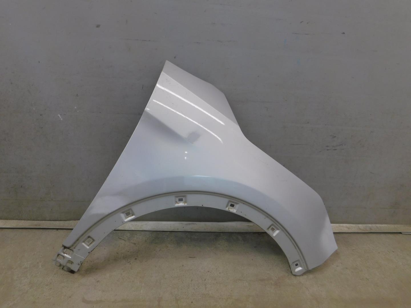 Крыло переднее правое