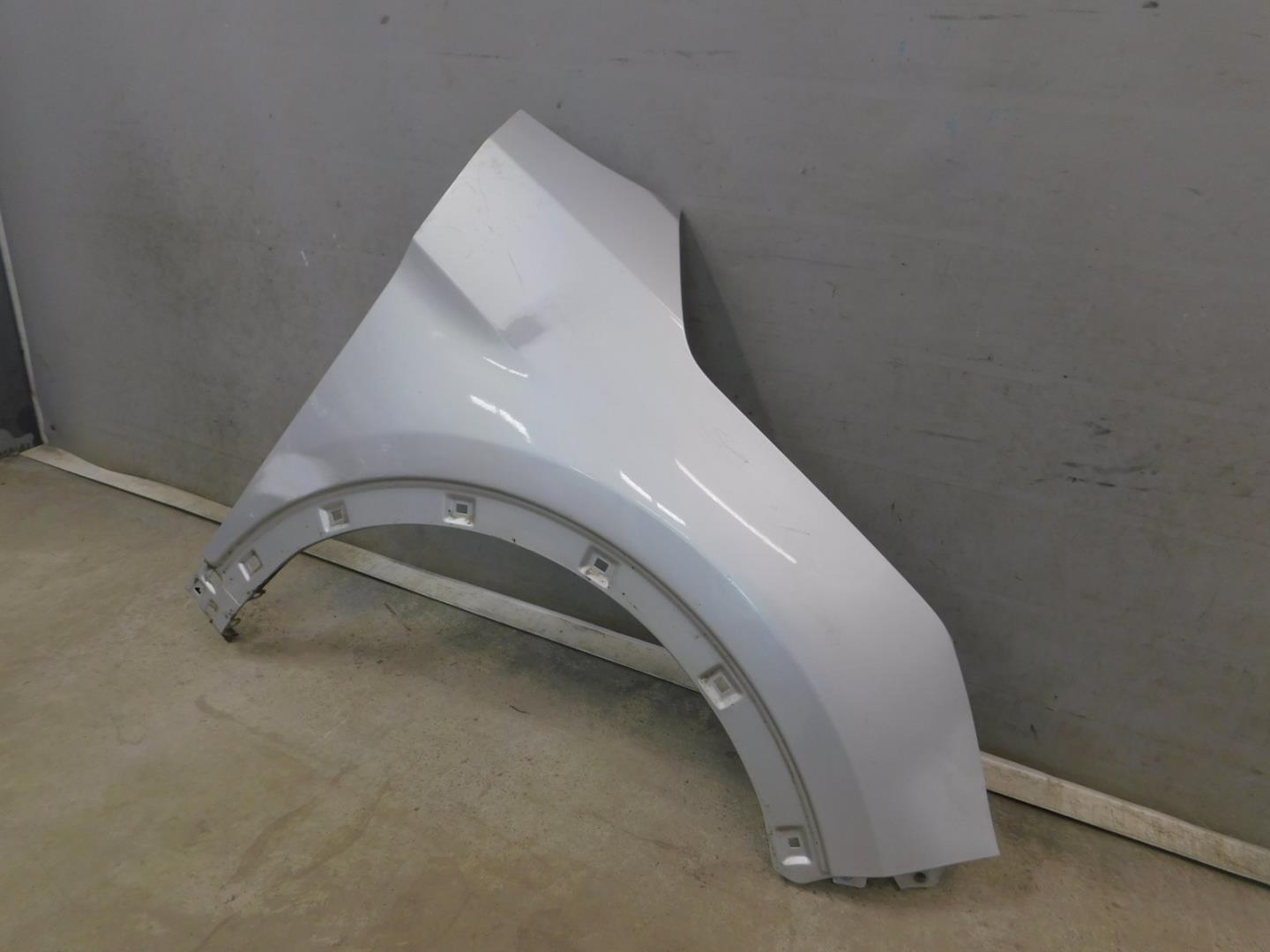 Крыло переднее правое