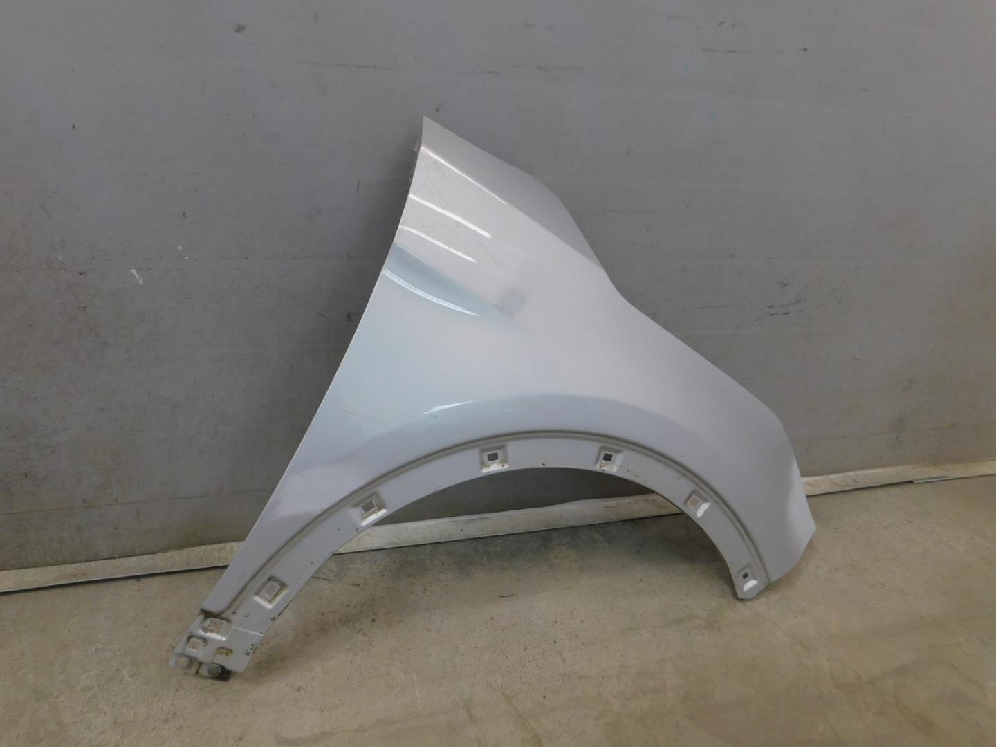 Крыло переднее правое