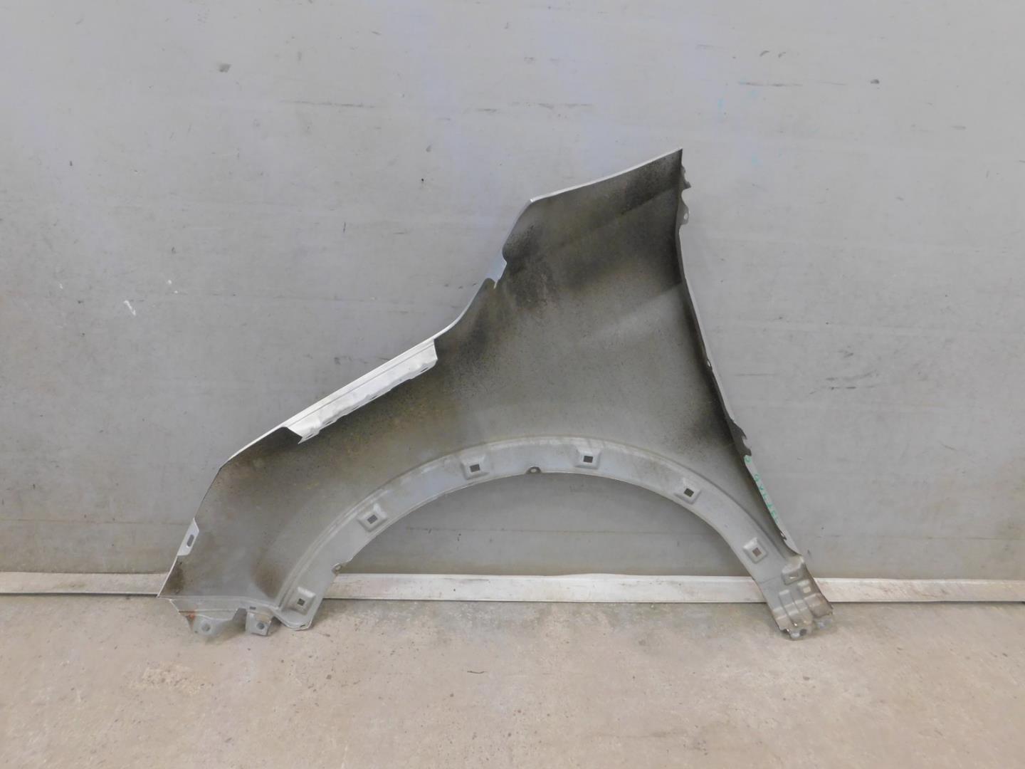 Крыло переднее правое