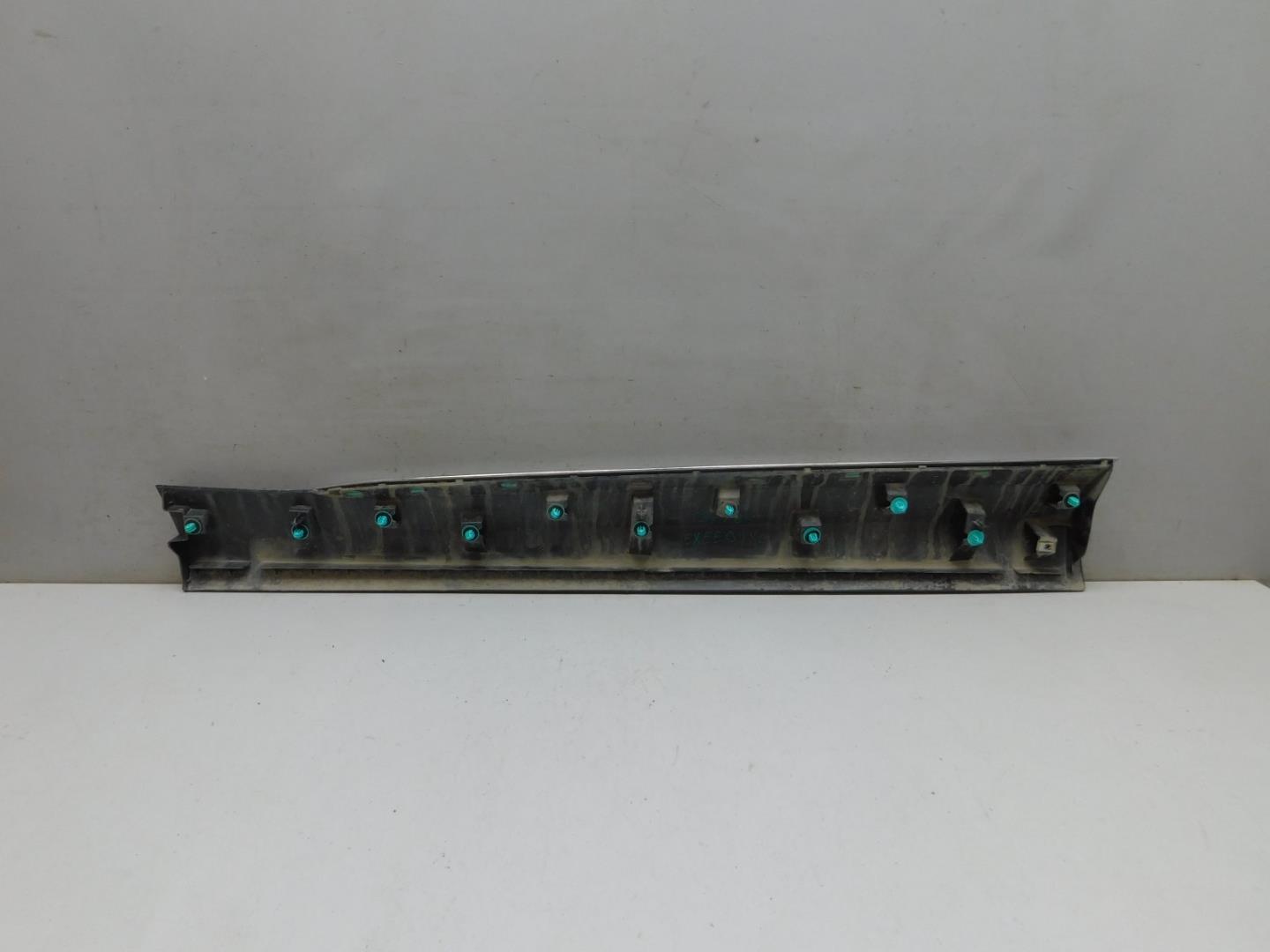 Накладка двери передней правой