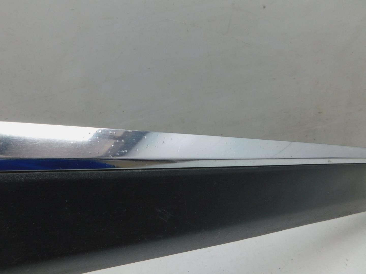 Накладка двери передней правой