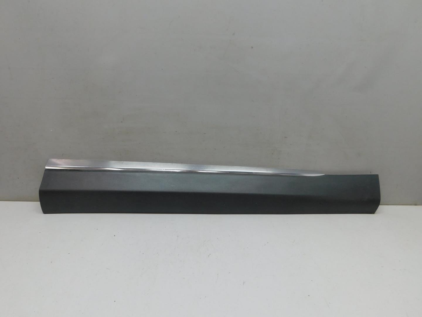 Накладка двери передней правой