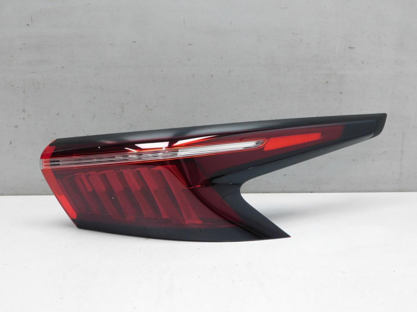 Фонарь задний наружный правый