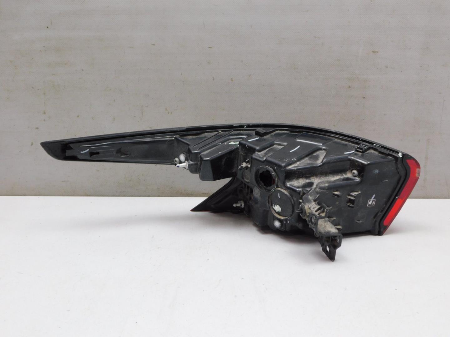 Фонарь задний наружный правый