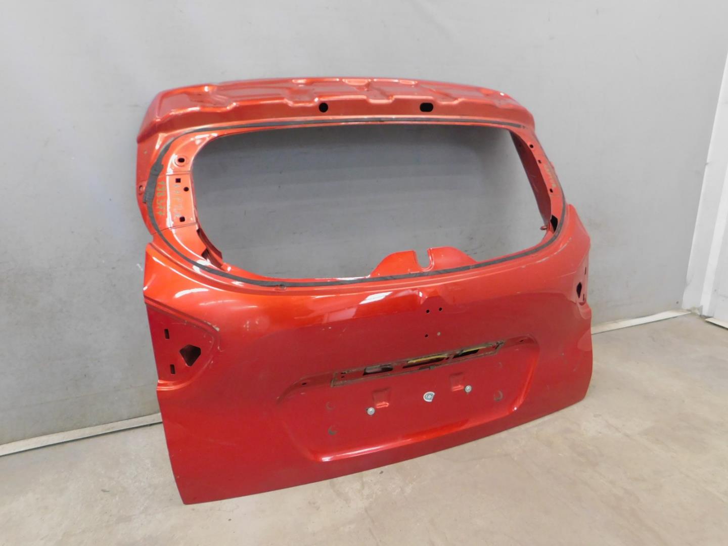 Дверь багажника