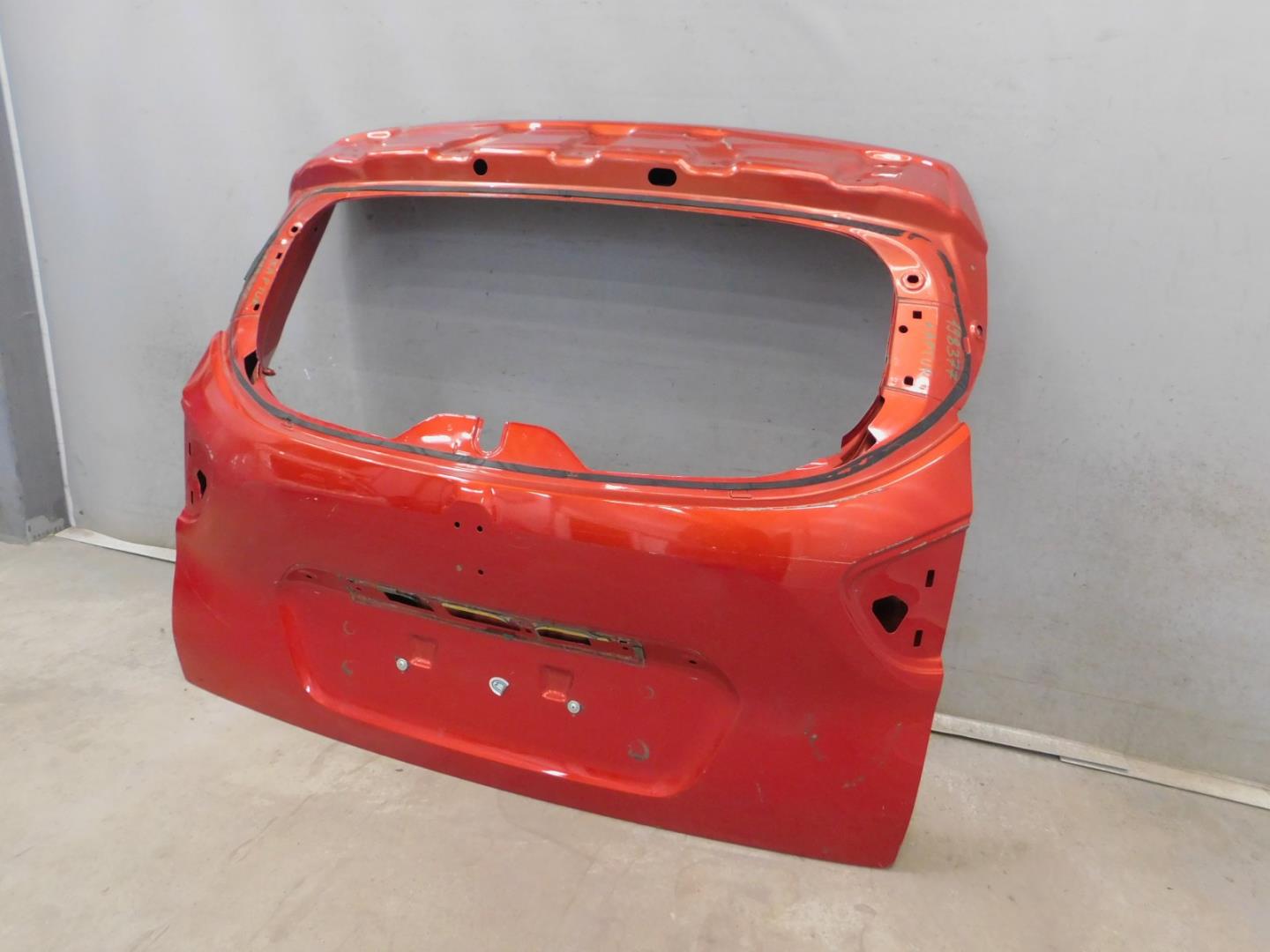 Дверь багажника