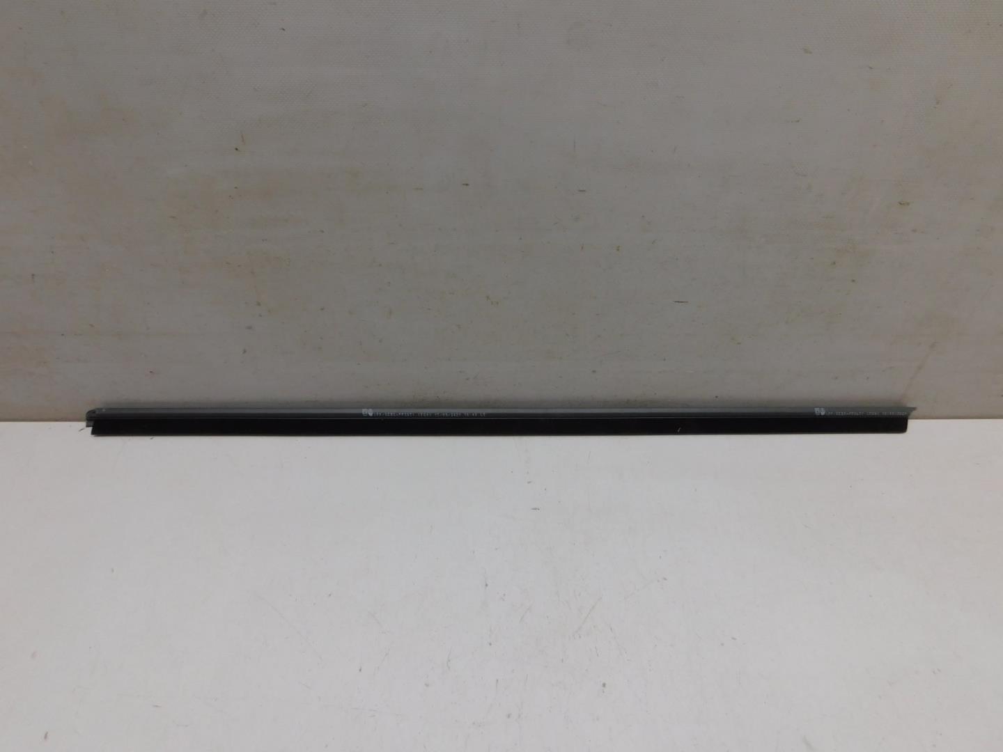 Накладка стекла переднего правого