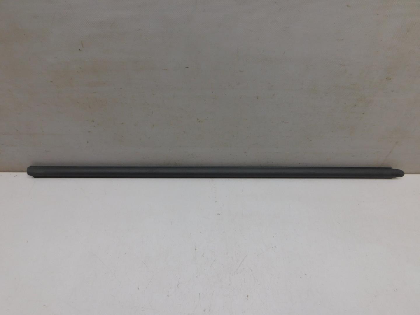 Накладка стекла переднего правого