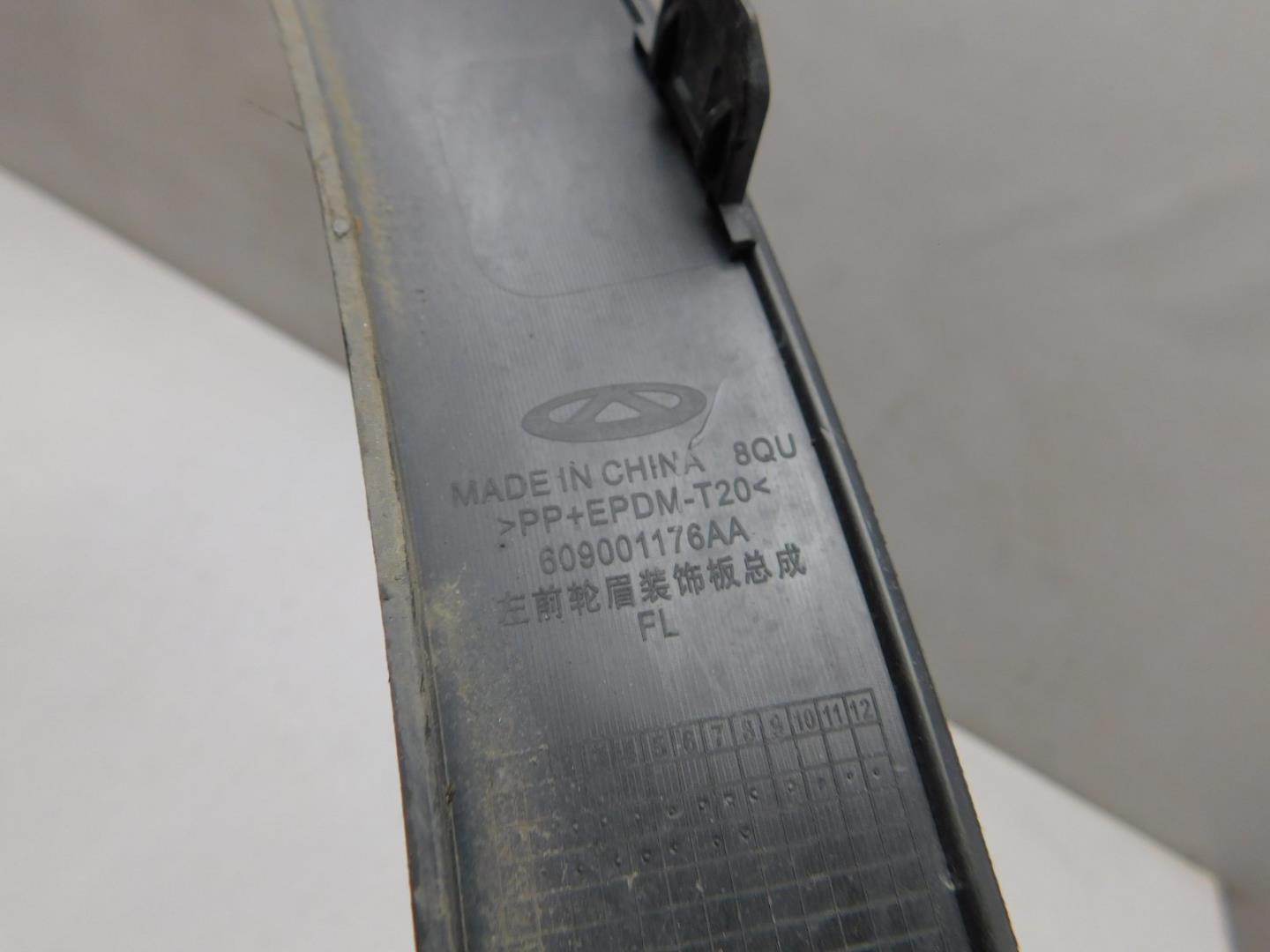 Накладка переднего крыла левого