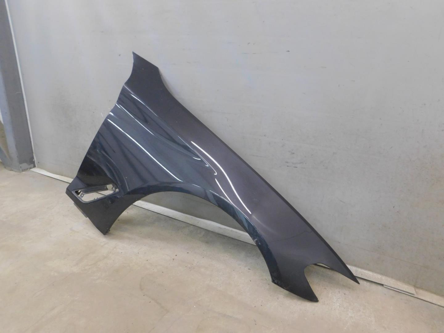 Крыло переднее правое