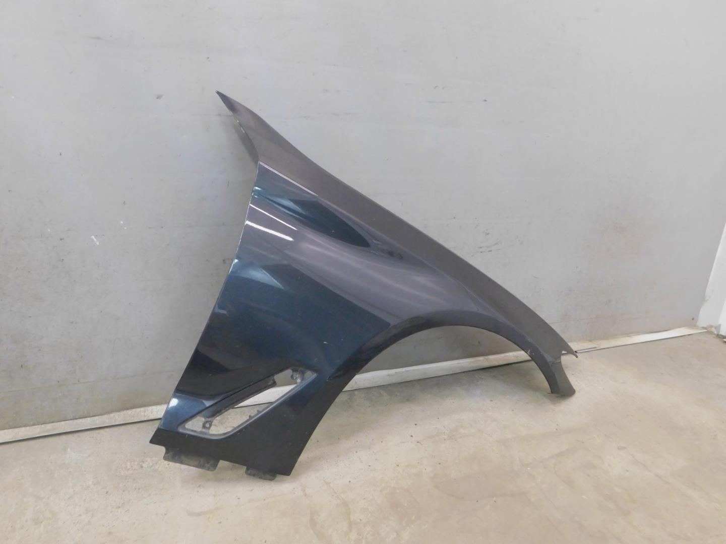 Крыло переднее правое