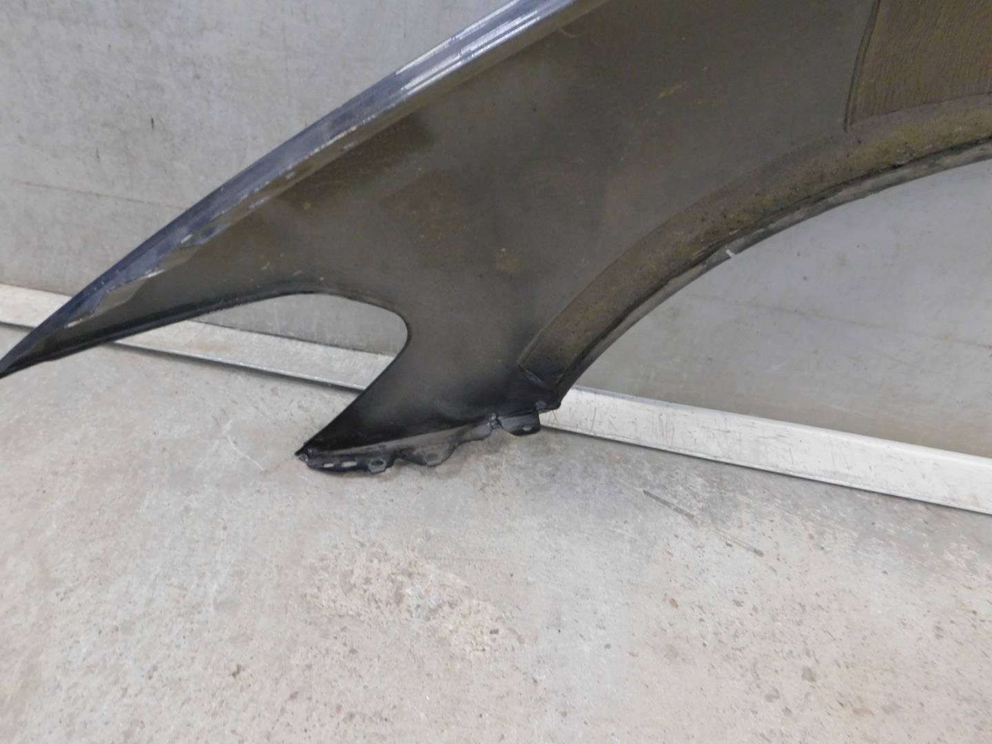 Крыло переднее правое