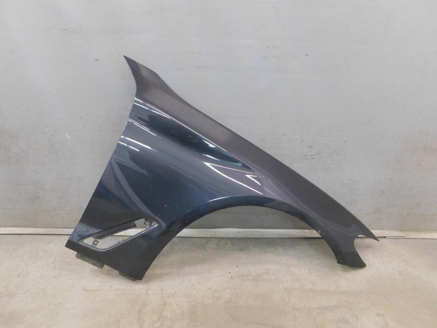 Крыло переднее правое