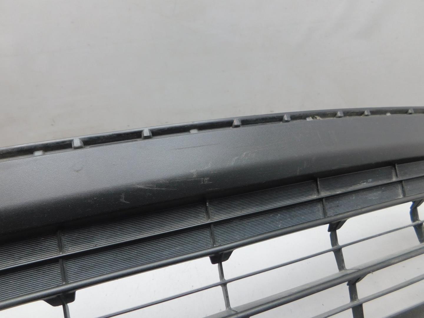 Решетка в бампер центральная