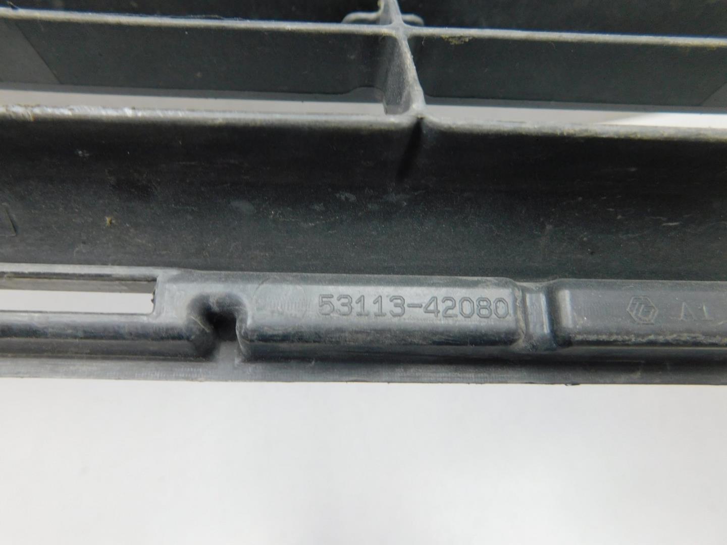 Решетка в бампер центральная