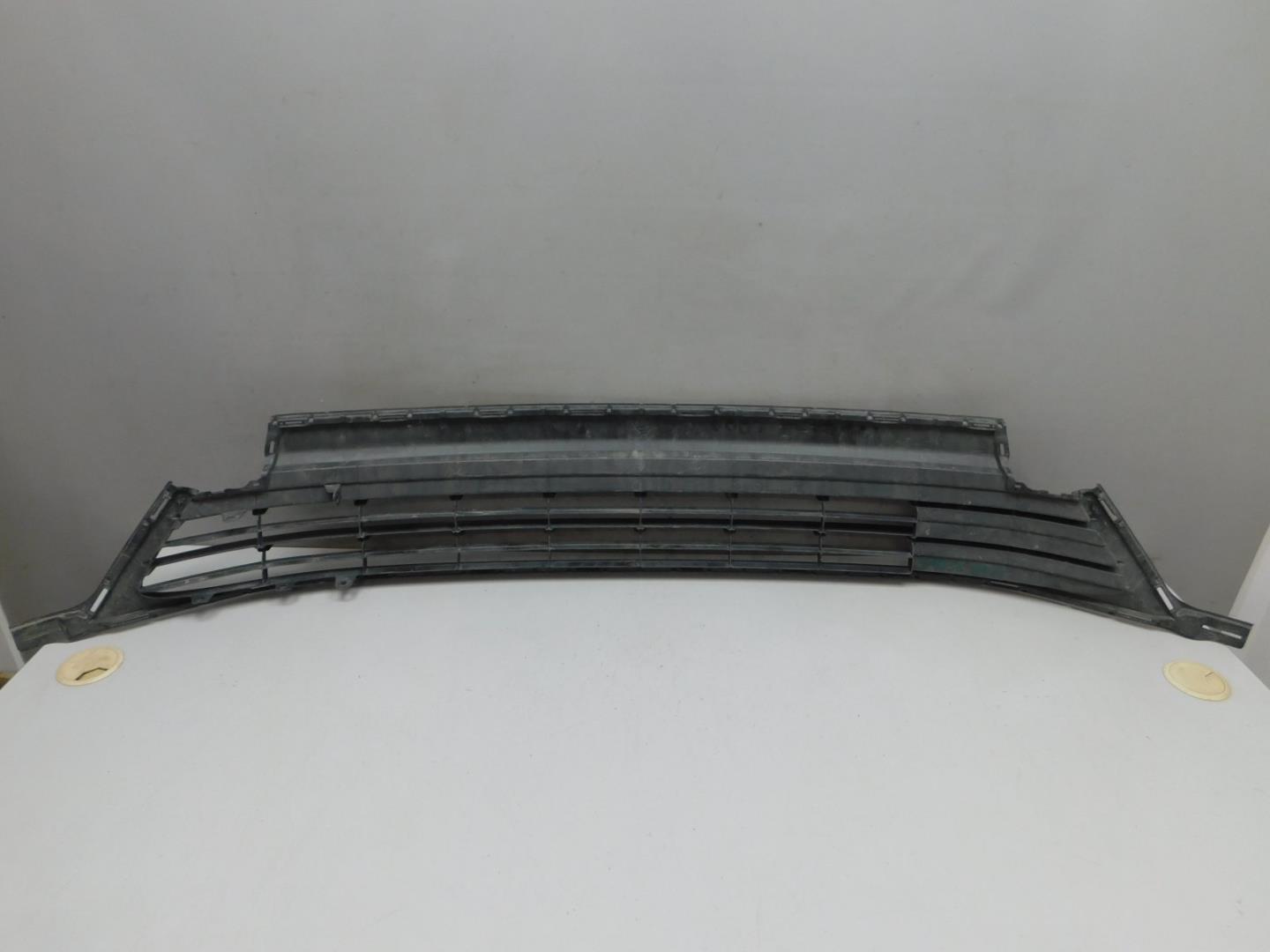 Решетка в бампер центральная