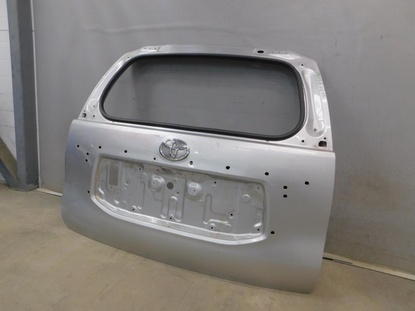 Дверь багажника