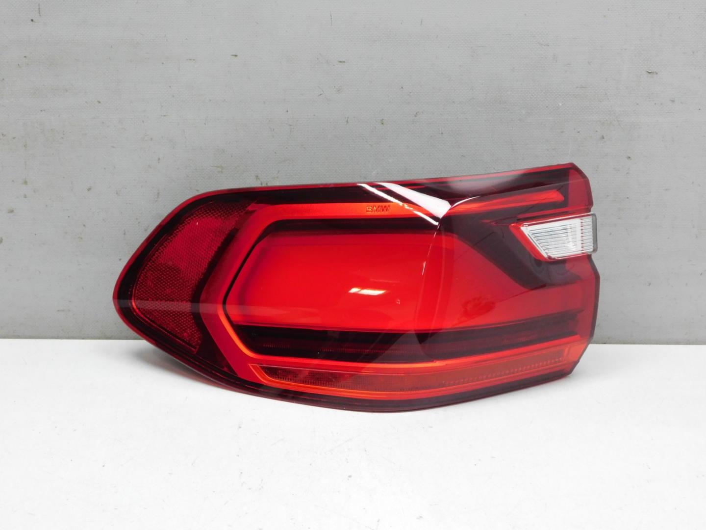 Фонарь задний наружный левый