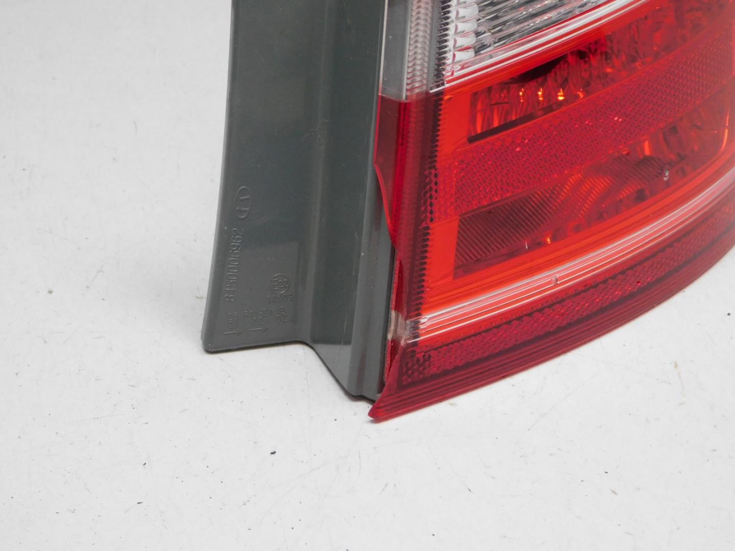 Фонарь задний наружный правый