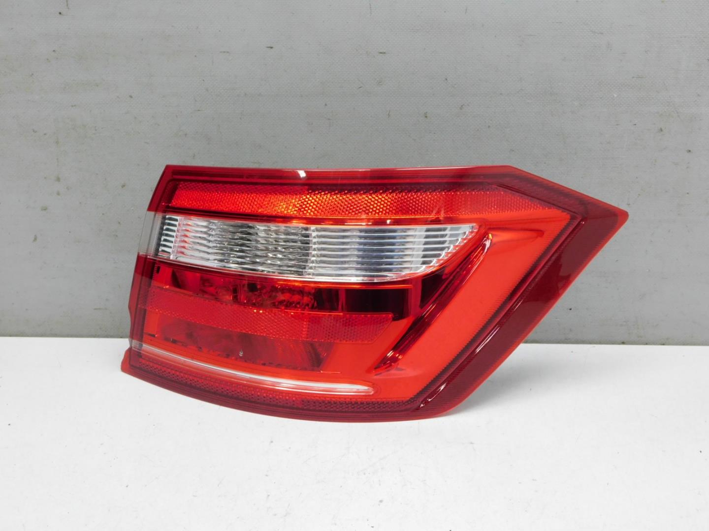 Фонарь задний наружный правый