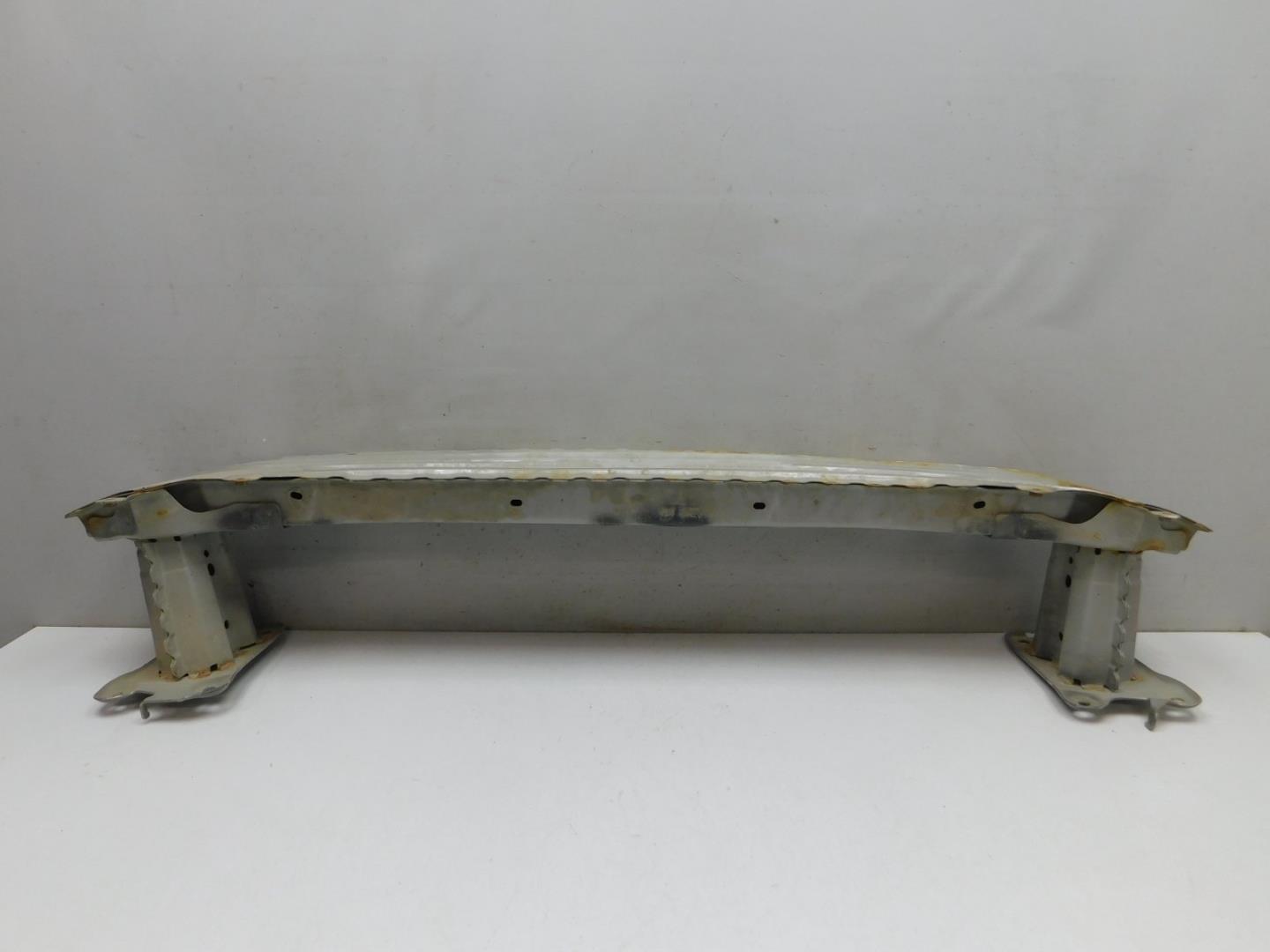 Усилитель переднего бампера