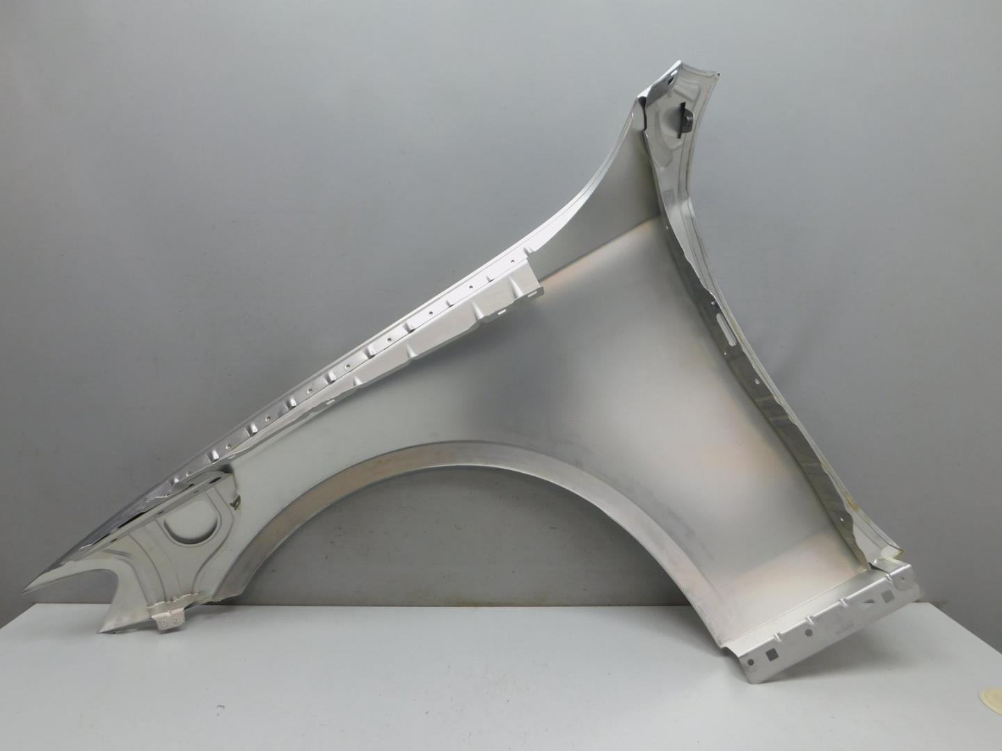 Крыло переднее правое